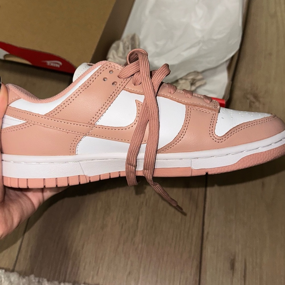 Nike sneakers in pink never worn 🚨